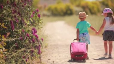 küçük kız ve erkek bir dava ile yola devam