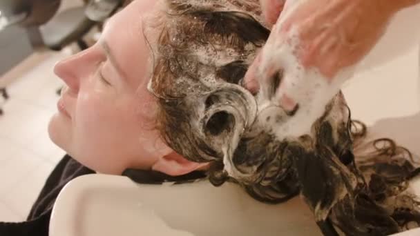 Перукарня миття голови клієнт — стокове відео