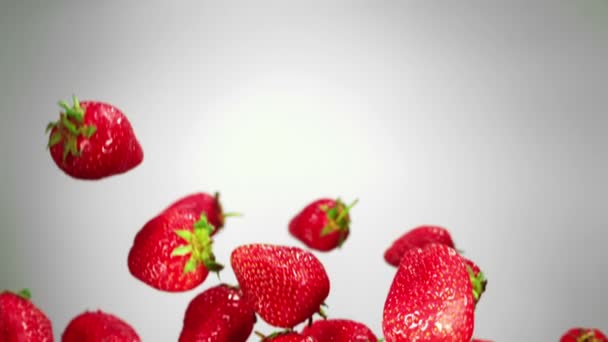 Saftige Erdbeere fliegt in die Luft — Stockvideo
