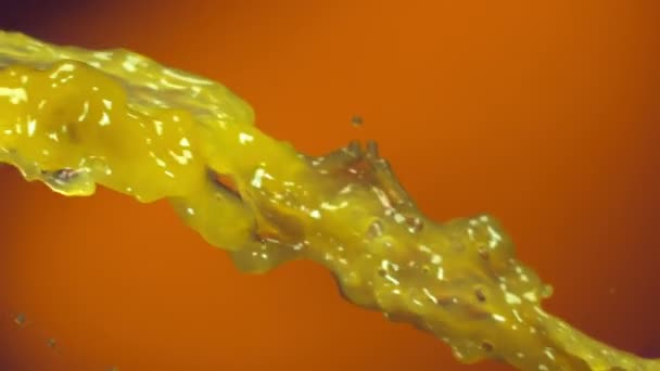 Orange slices falling into stream of juice — Stock Video
