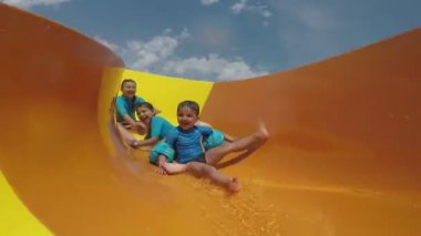 Komik erkek ve kız sarı su kaydırağı ile rulo