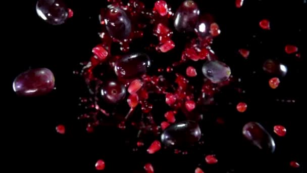 Виноград и гранаты с соком — стоковое видео
