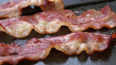 Izgarada kızartılmış pastırma bir dilim Close-Up