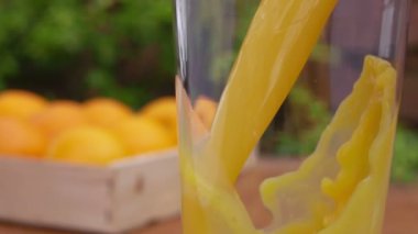 portakal suyu bir bardak içine döktü