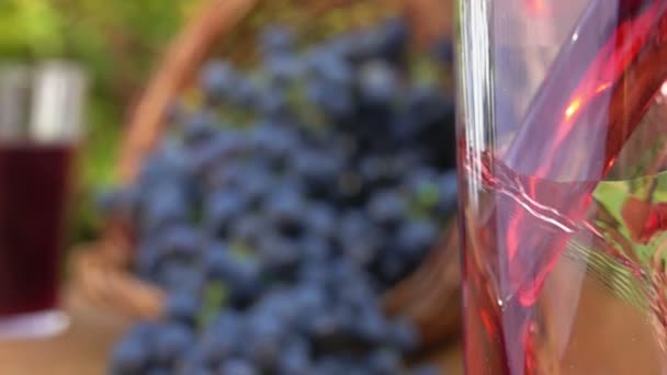 Виноградный сок наливается в стакан — стоковое видео