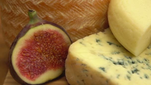 Крупный план сырной тарелки и инжира — стоковое видео