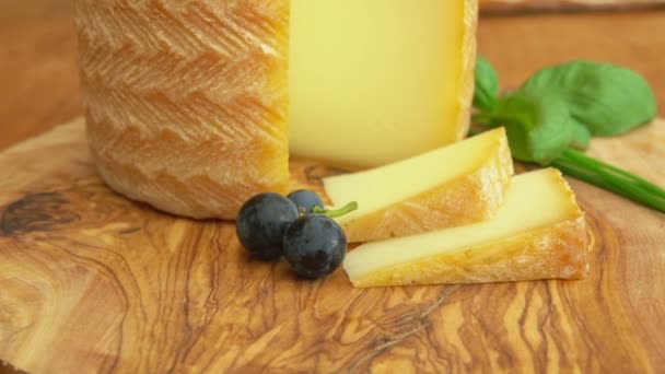 Tête de fromage Etorki avec un morceau découpé — Video