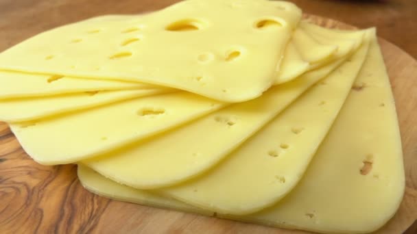 Hollands Maasdam-Käse auf einem Holzbrett — Stockvideo
