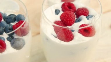 Sağlıklı Kahvaltı: yoğurt taze yaban mersini ve ahududu ile krem