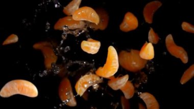 Su ile dilim mandalina kameraya uçar