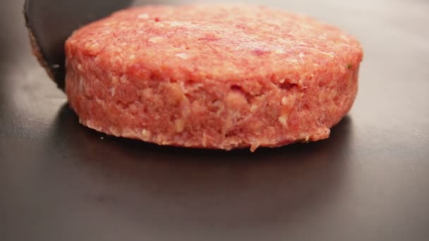Burger matlagning på en sten grill — Stockvideo
