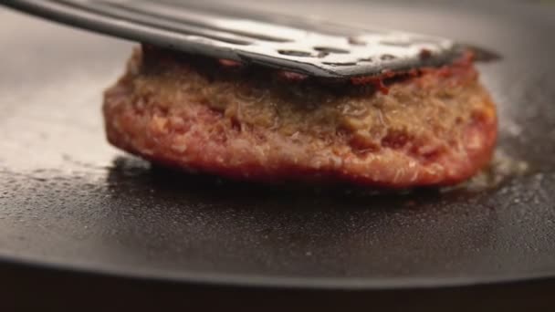 Burger mit Küchenspachtel auf Grill gekippt — Stockvideo