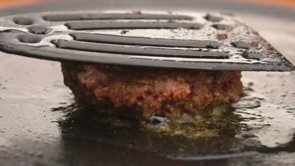 Burger está cozinhando em uma grade de pedra — Vídeo de Stock