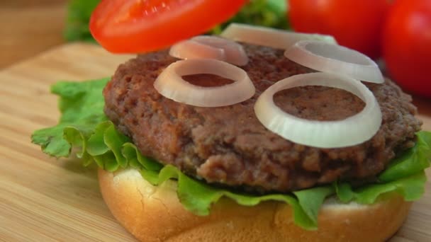 Poner el tomate en la hamburguesa — Vídeos de Stock