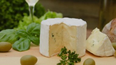 Mavi peynir ekmek, zeytin ve otlar ile