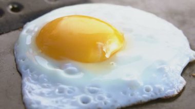 Cook taş ızgara kızarmış yumurta alır