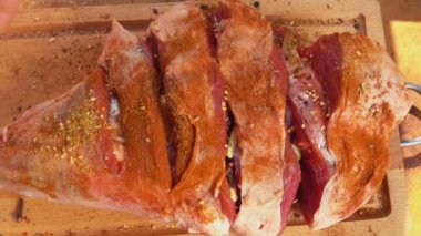 El baharat kuzu budu dökülen.