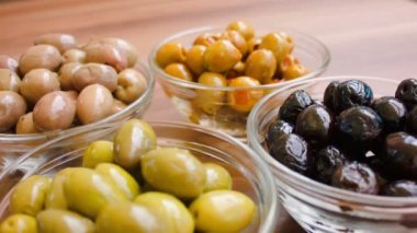 Birkaç çeşit zeytin cam kase