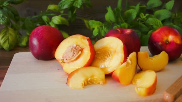 Nectarine sur la planche de bois — Video