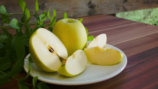 Manzana madura y sabrosa en un plato blanco — Vídeos de Stock