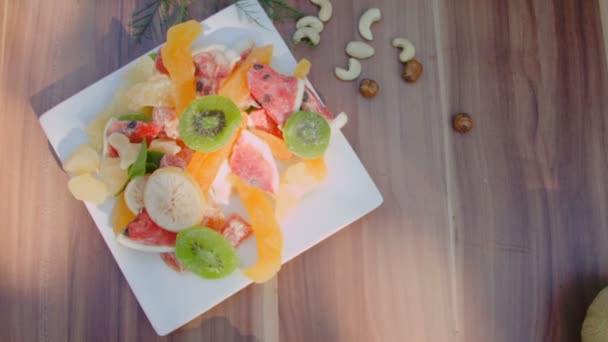 접시에서 어린이 손 받아 설탕에 절인 과일 — 비디오