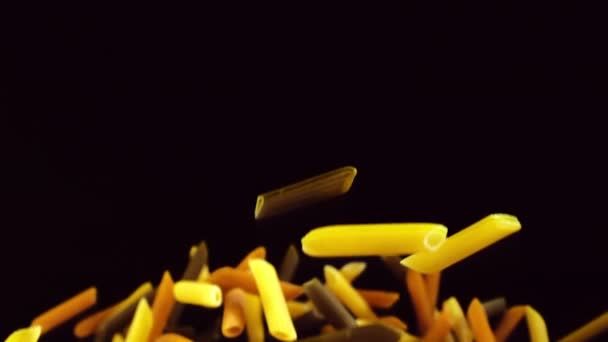 Pâtes colorées Penne rebondissant dans l'air — Video