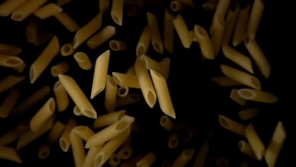 Pasta penne stuiteren tegen naar de camera — Stockvideo