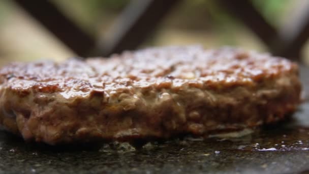 Hamburger szelet grill grillezés — Stock videók