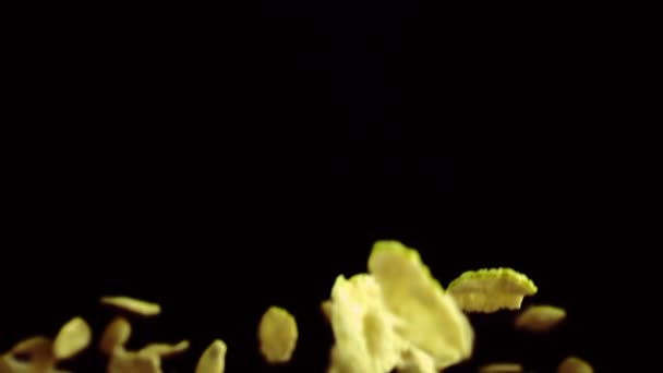 Flocons de petit déjeuner volent dans l'air sur un fond noir 