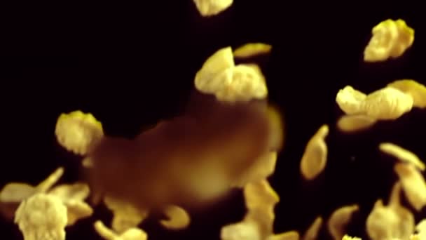 Flocons de petit déjeuner volent dans l'air sur un fond sombre 