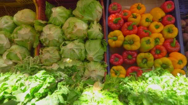 Krásně showcase v zeleninovém trhu — Stock video