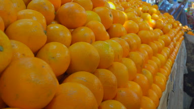 Meyve pazarında sulu olgun mandarin