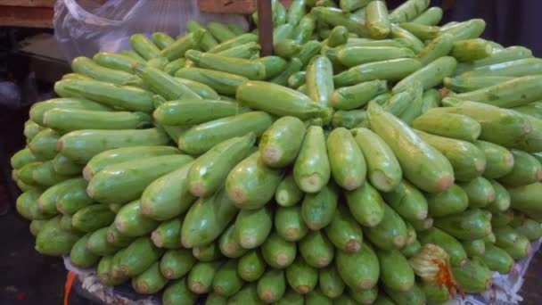 Courgette in de groentemarkt — Stockvideo