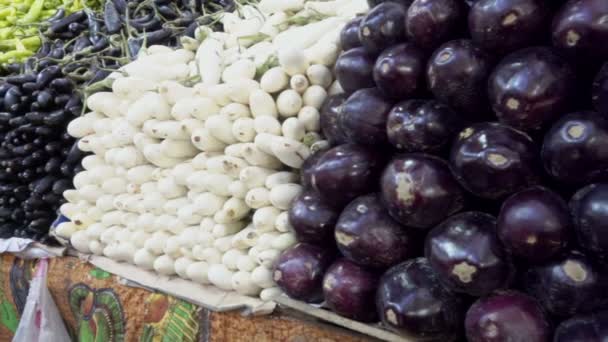 Bellamente escaparate en el mercado de verduras — Vídeo de stock