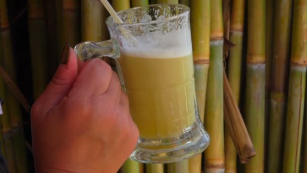 Сок сахарного тростника — стоковое видео