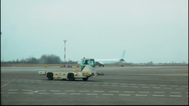 Vliegtuig bereidt af te nemen op de luchthaven — Stockvideo