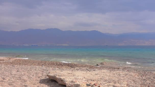 Turquesa de mar rojo y montañas lila — Vídeo de stock