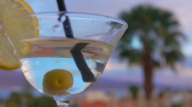 Siyah saman bir bardak martini ile koyarak