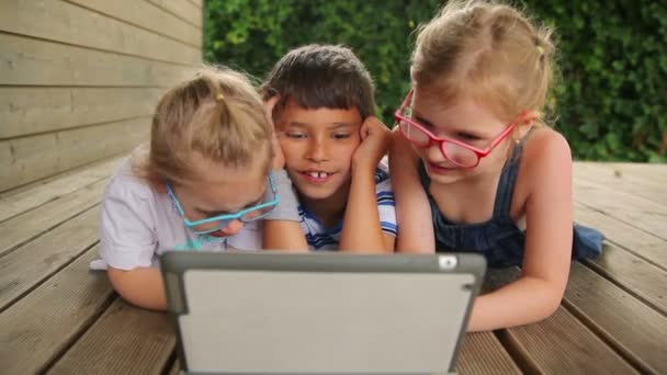 Niños juegan en la tableta — Vídeo de stock