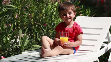 portakal suyu içme çocuk