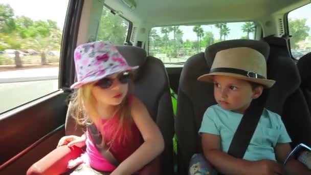 Jongen en meisje rijden in de auto — Stockvideo