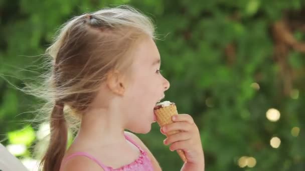 Petite fille manger de la crème glacée — Video