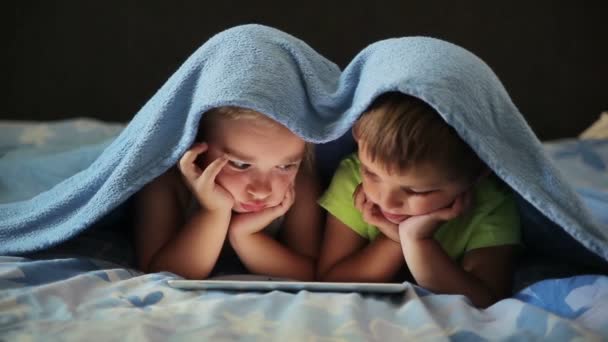 Kleine Jungen und Mädchen spielen auf dem Tablet — Stockvideo