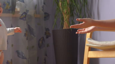 mutlu bir çocukluk ilk bağımsız adımlarını annesine yapar.