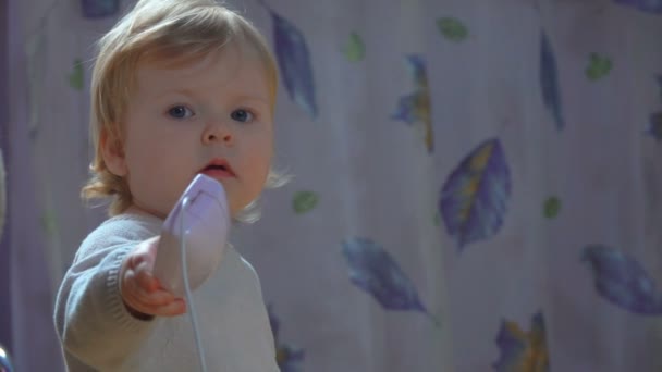 Baby attrape une souris d'ordinateur — Video