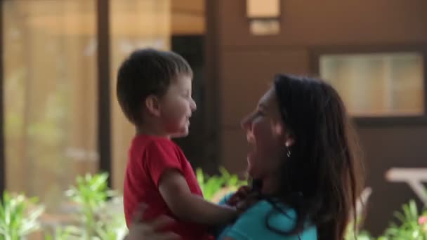 Малыш обнимает свою мать — стоковое видео