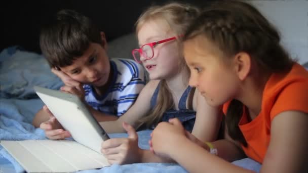 Children are watching a movie on a tablet — Stock Video