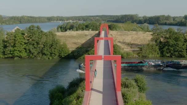 Plano aéreo de puente conceptual con arcos rojos — Vídeo de stock