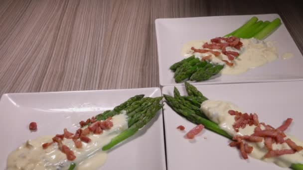 Plato cuadrado con espárragos en salsa de queso con jamón — Vídeo de stock