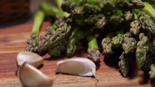 Primo piano di aglio e lance di asparagi pelati — Video Stock